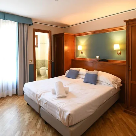מלון Cavour 3*